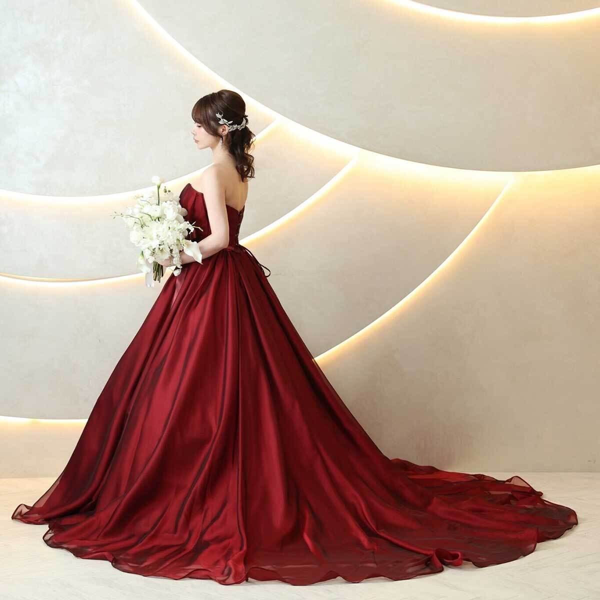 Xに投稿されたたぬかなのワインカラードレス姿と結婚発表