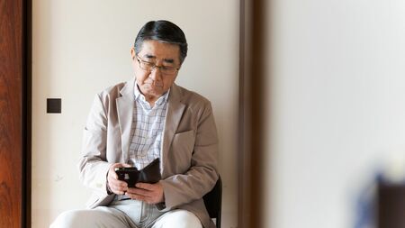 定年後、夫婦関係の変化に直面する男性。喪失感と向き合うヒント