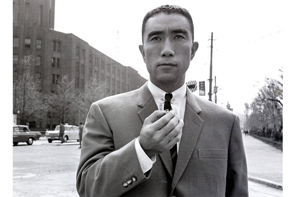 1964年に撮影された作家・三島由紀夫のポートレート
