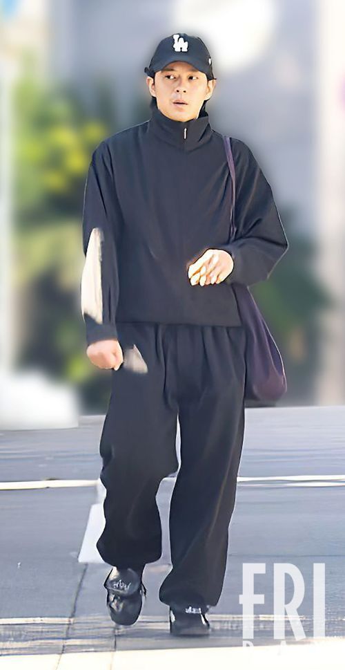 ロケに向かう池松壮亮がFRIDAYの取材に応じる様子