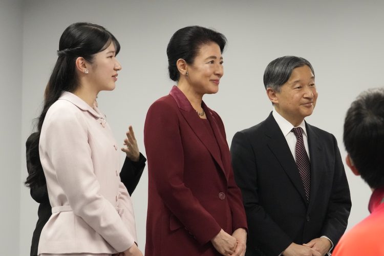 東京デフリンピックの水泳競技を観戦する天皇皇后両陛下と愛子さま