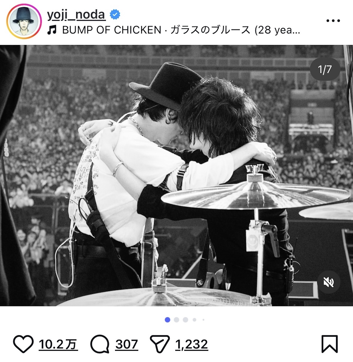 RADWIMPSの野田洋次郎とBUMP OF CHICKENの藤原基央がステージで抱き合う瞬間