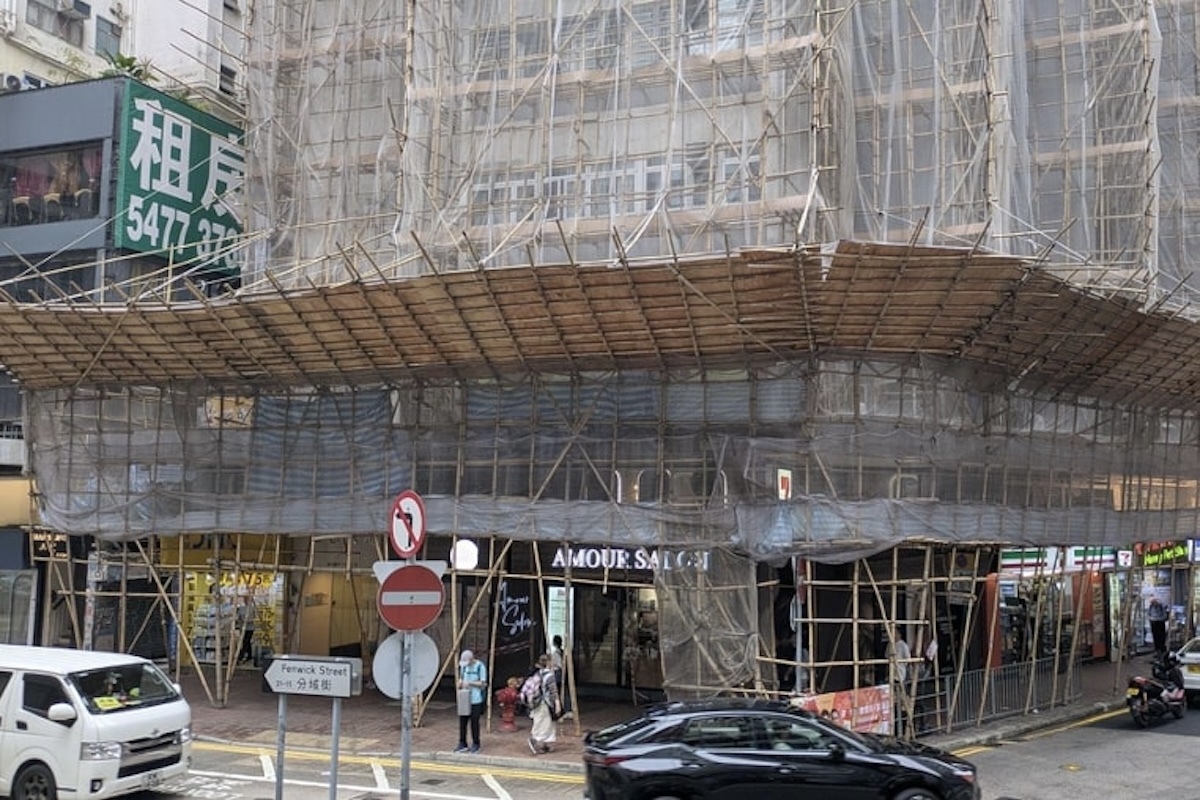 香港で火災が発生した高層マンションを囲む竹足場