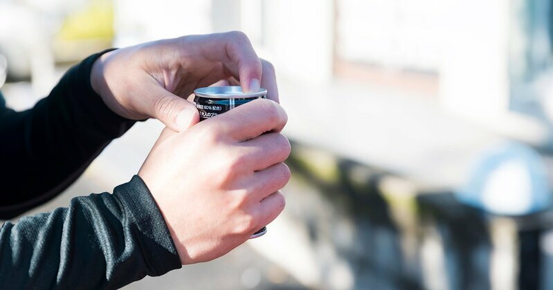 海外での生活で孤独を感じ、自分と向き合う人物のイメージ