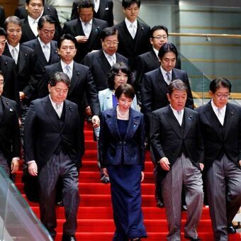 高市政権が外交問題だけでなく内部からも不安定化する可能性を示す写真