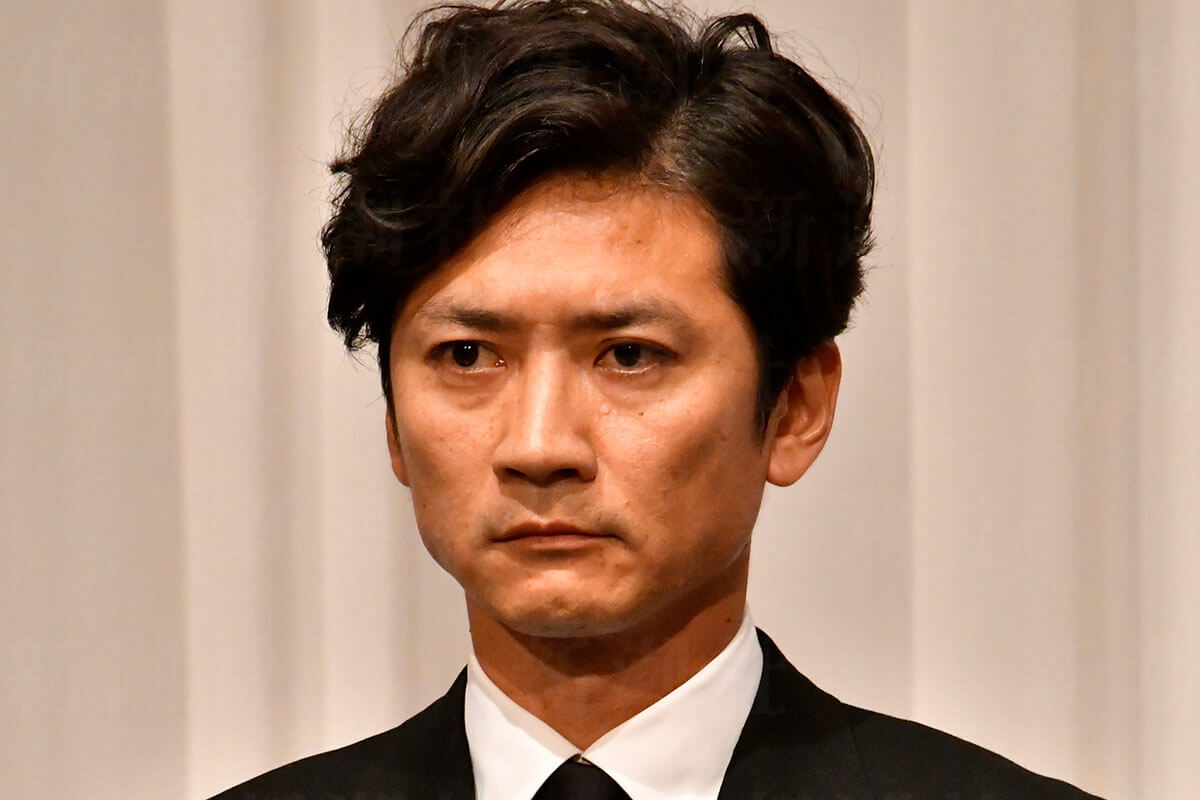 記者会見で頭を下げる国分太一氏