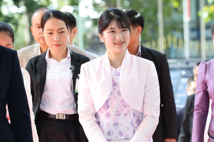 ラオスをご訪問された愛子さま。淡い紫色の花柄ワンピースにピンクのジャケット姿で歩く様子。