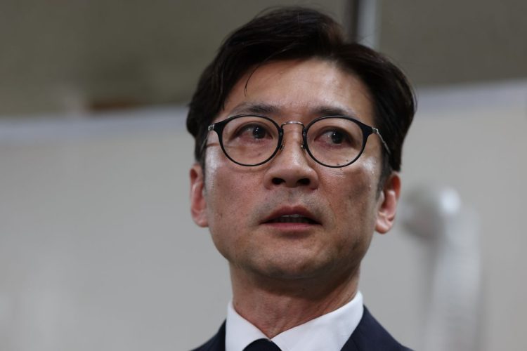 記者会見で憔悴した表情を見せる国分太一