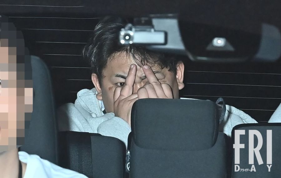 報道陣に中指を突き立て威嚇する「ナチュラル」の山阪恵斗容疑者