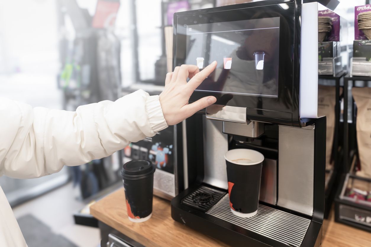 落ち着いた空間で提供されるコーヒーのイメージ