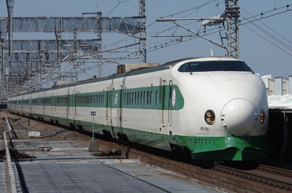 1982年開業の上越新幹線を走る200系