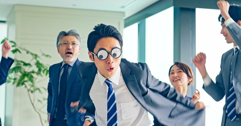 群衆の中で少し離れて立つ人のイメージ。社会のルールに適応することの難しさを象徴