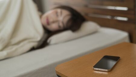 スマートフォン依存による睡眠の不調が増加傾向にある様子