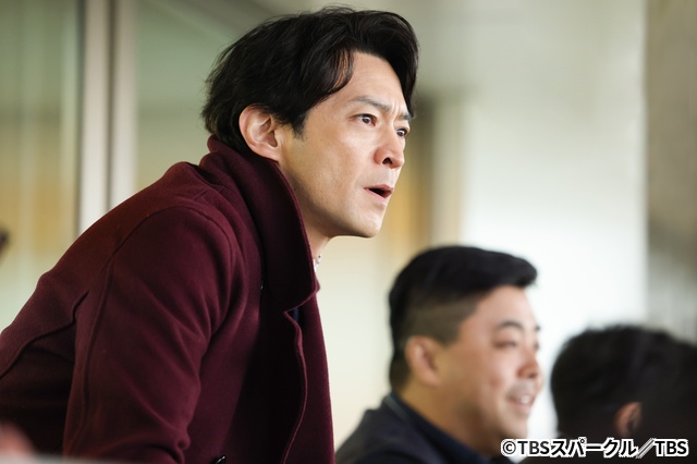 津田健次郎が演じる競馬記者・平良恒明。ドラマでの活躍に注目が集まる