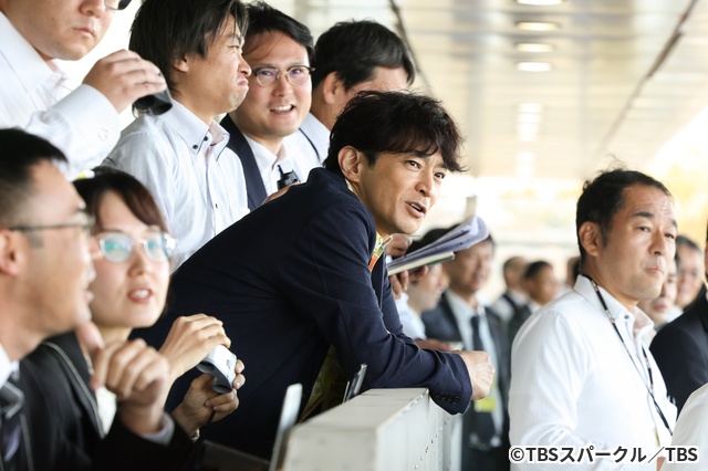 ドラマの撮影風景、競馬の世界が緻密に描かれている