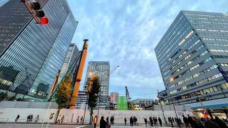 田町駅前の再開発工事現場の様子