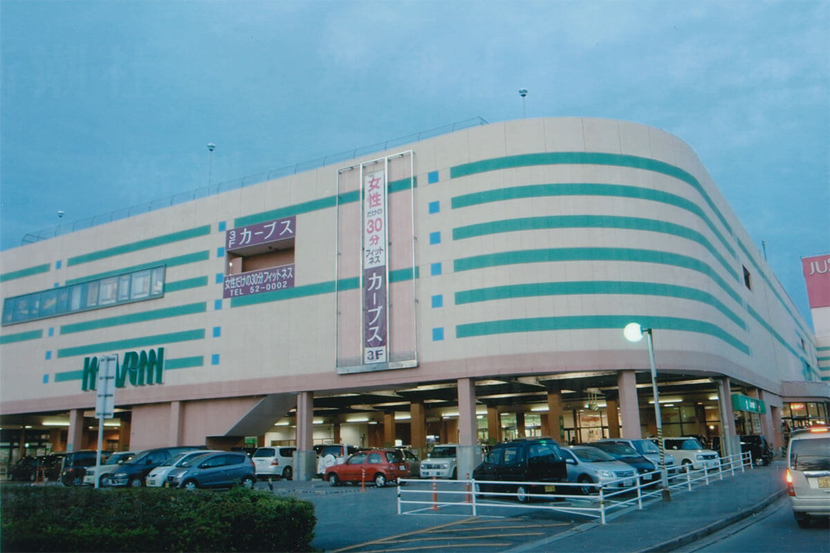 三重県松阪市のショッピングセンター外観、受水槽事件現場