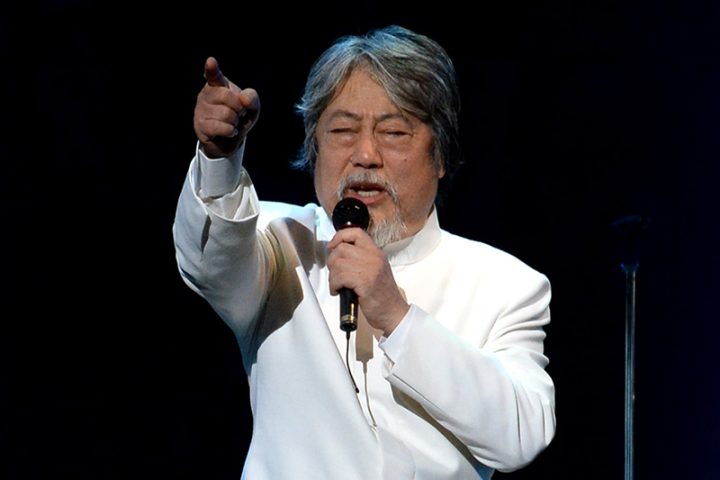 日本武道館で圧巻のステージを披露する沢田研二