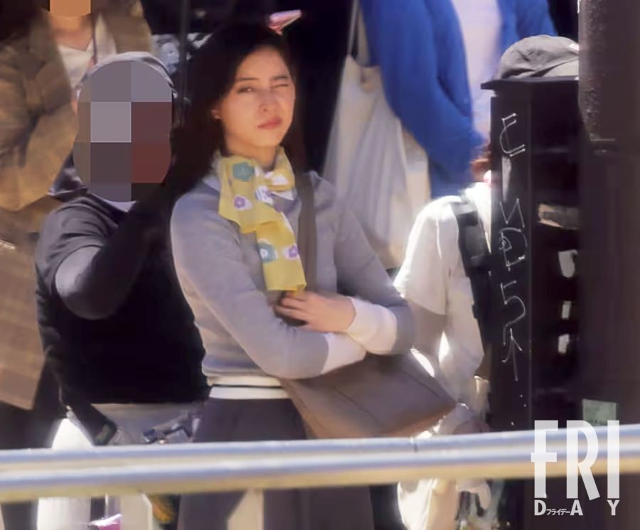 真夏のロケ現場で暑さにぐったりする新木優子