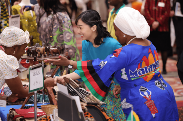 チャリティーバザーで、中近東やアフリカの民芸品などを購入した佳子さま（2025年10月28日）