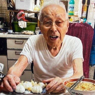 自転車を修理する103歳の石井誠一さん