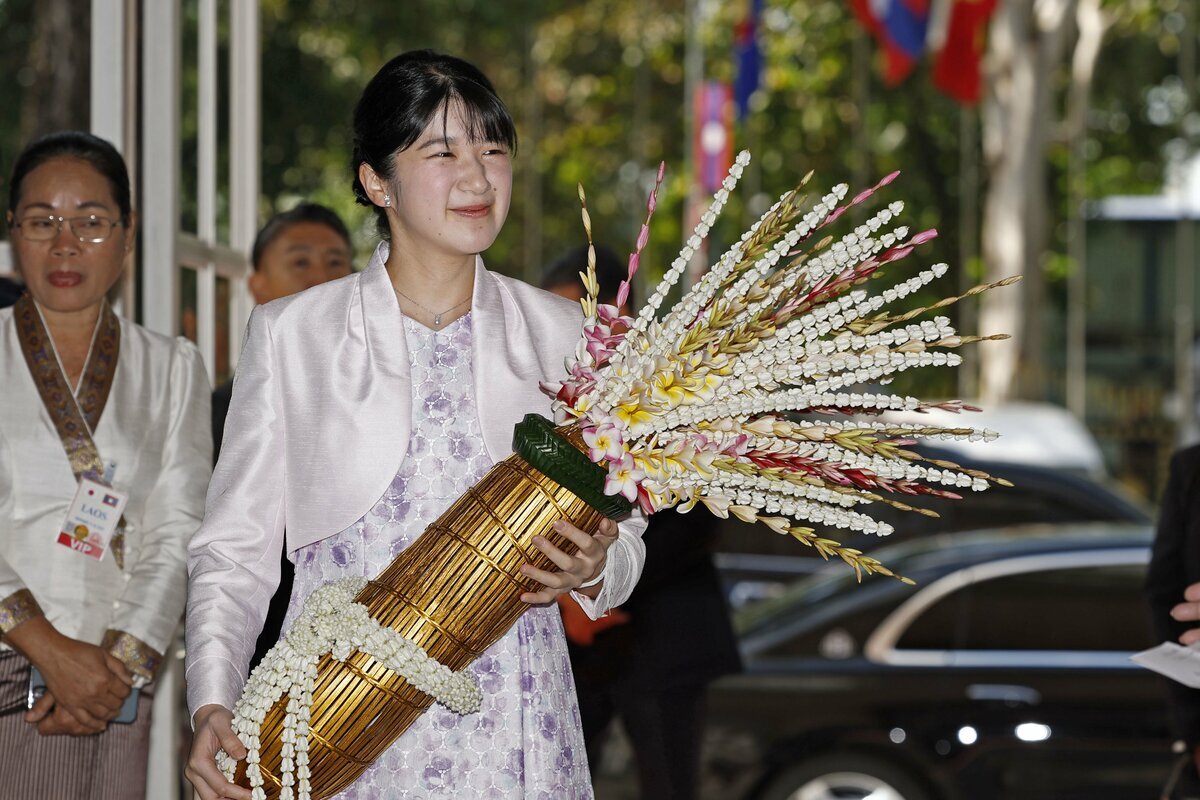 ラオスを訪問し、チャンパーの花に囲まれて出迎えを受けられる愛子さま