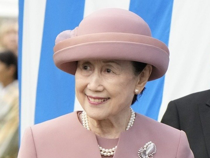 秋の園遊会でティーローズ色のアンサンブルをまとい、真珠のネックレスを着用された華子さま