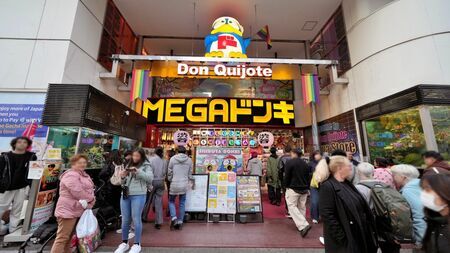 MEGAドン・キホーテ渋谷本店で賑わう外国人観光客