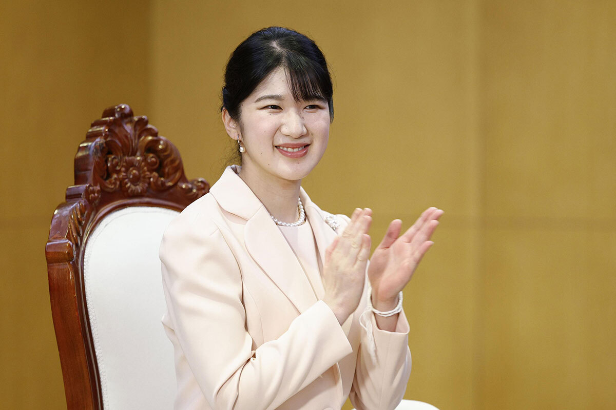 ラオスを訪問中の愛子さまが「イッサラポン・バイオリン演奏団」の演奏を鑑賞し、拍手される様子