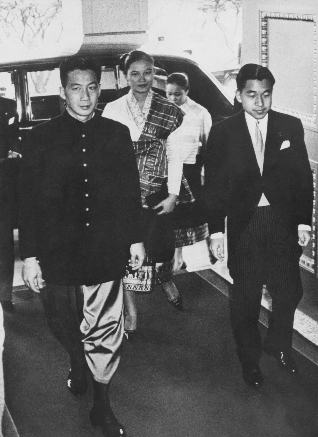 1965年、皇居を訪れたラオスのボンサバン皇太子ご夫妻と、当時の明仁皇太子（現上皇さま）