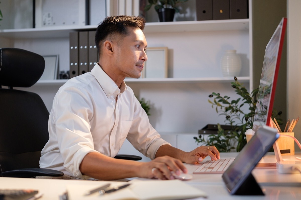 集中してPC作業をするビジネスパーソン