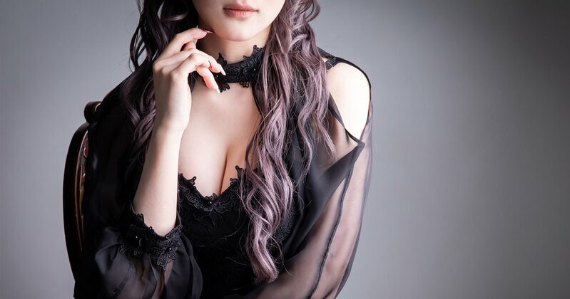 高級ブランド品を身につけ、幼い娘を預けて外出する専業主婦のイメージ写真