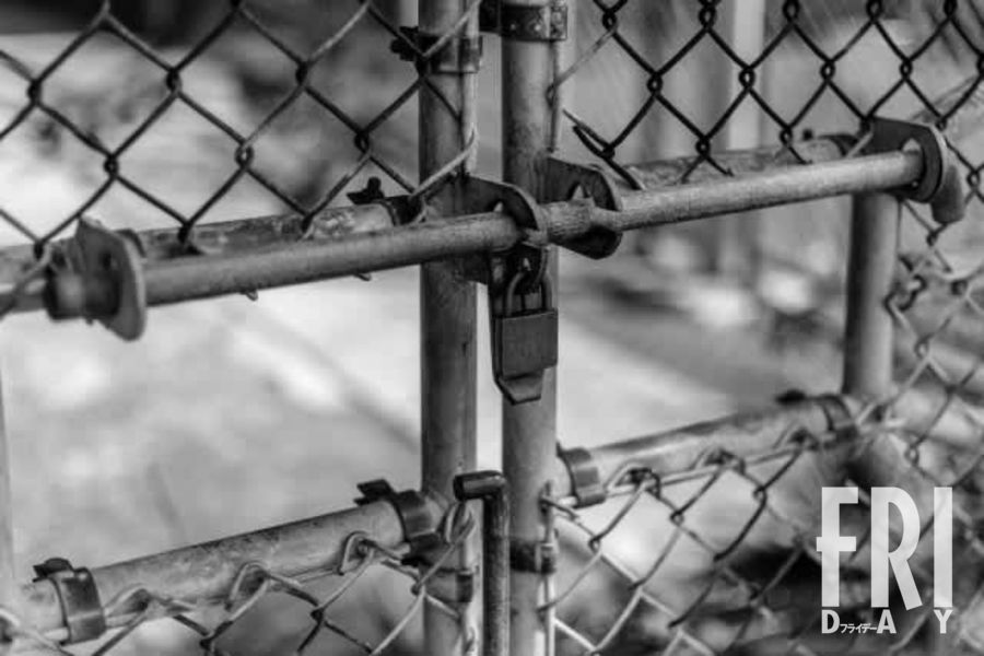 監禁・暴行事件の裁判をイメージした画像