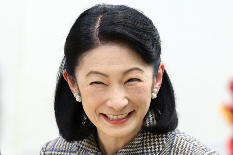 秋篠宮妃紀子さまのガーリーなファッションに注目が集まる様子