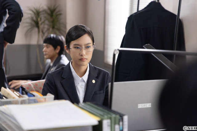 弁護士・小野崎乃亜を演じる鳴海唯