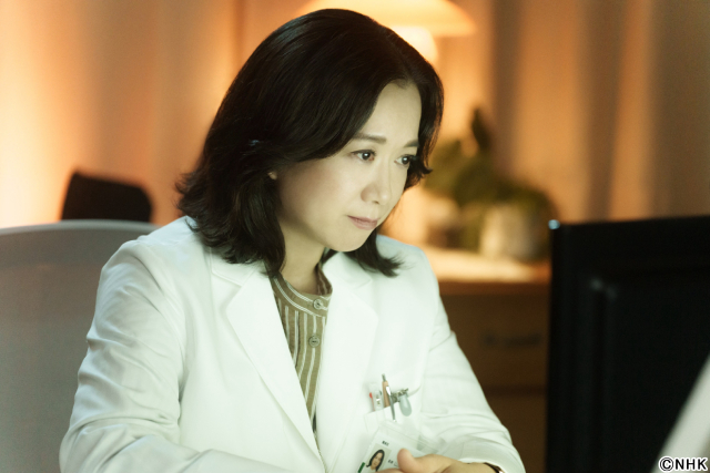 執行官・津村綾乃を演じる市川実日子