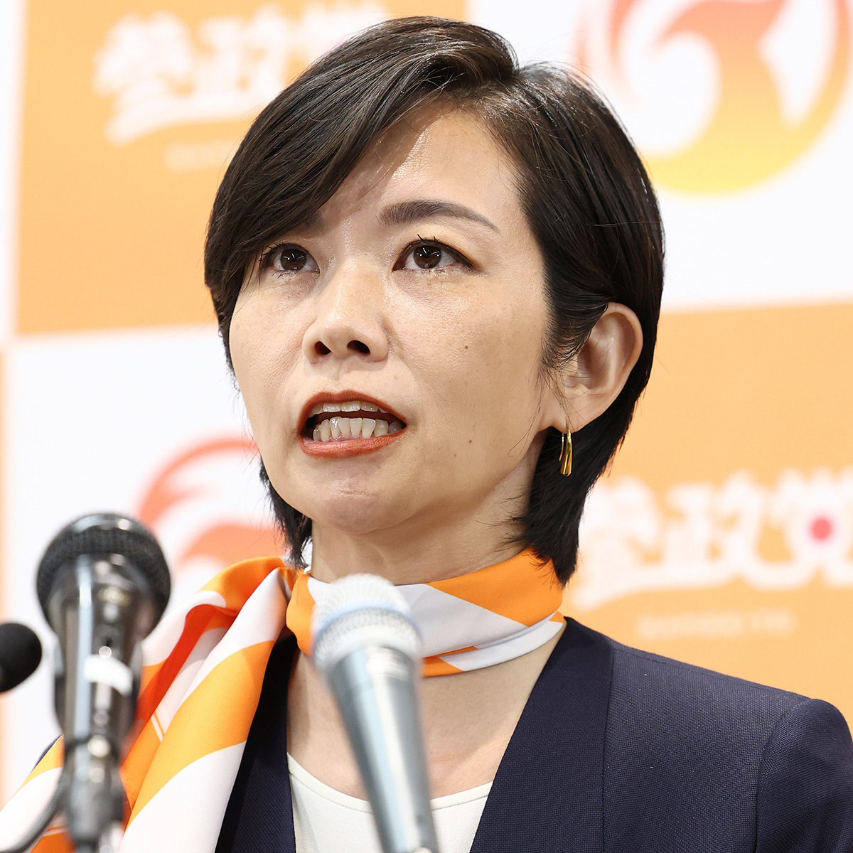 笑顔でメロンパンを手にする参政党の梅村みずほ議員