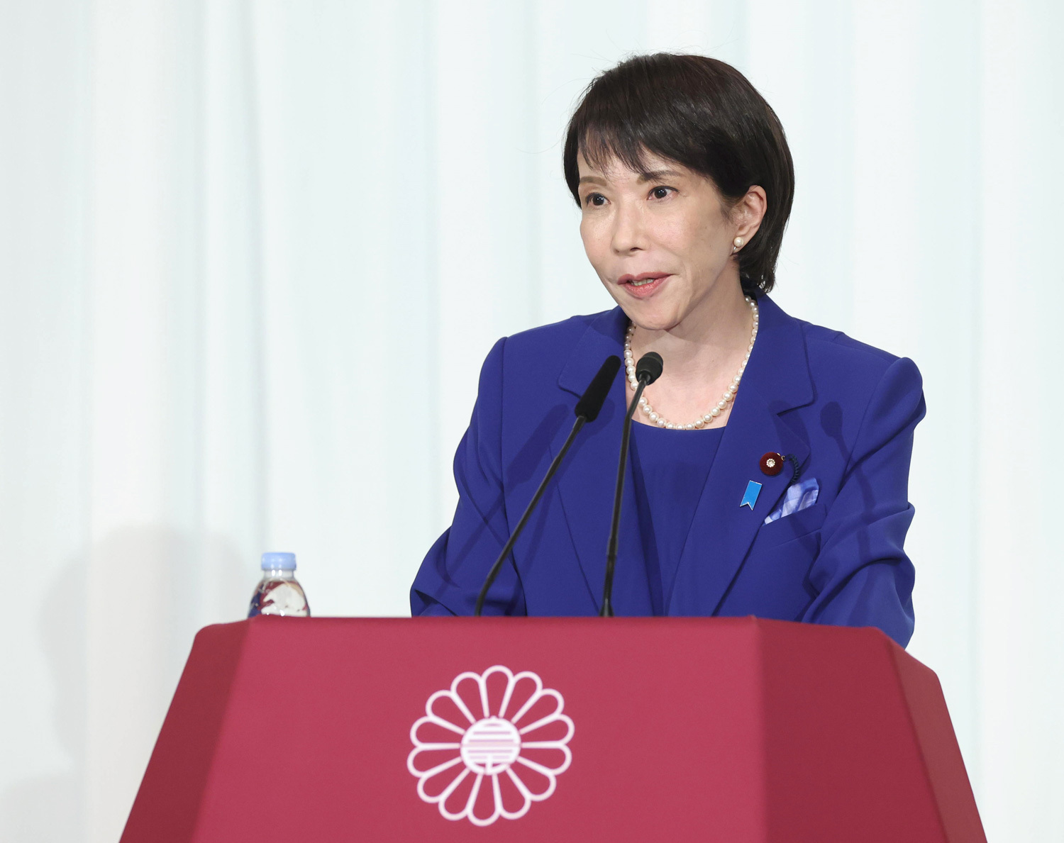 会見する高市早苗新首相