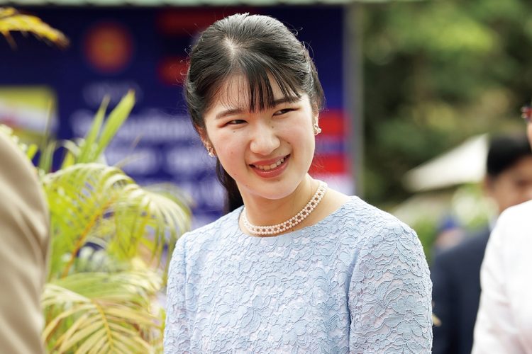 ラオスでの初の海外公式訪問で公務に臨む愛子さま