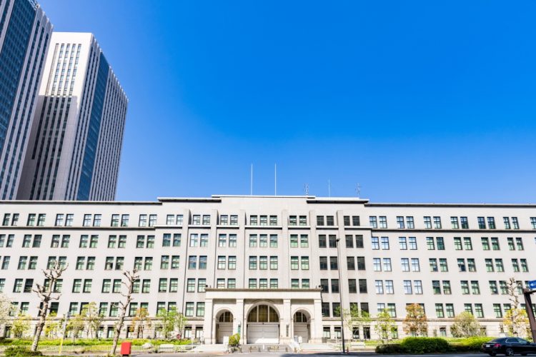 神戸税関の建物外観、国民の信頼が揺らぐ事件が発覚