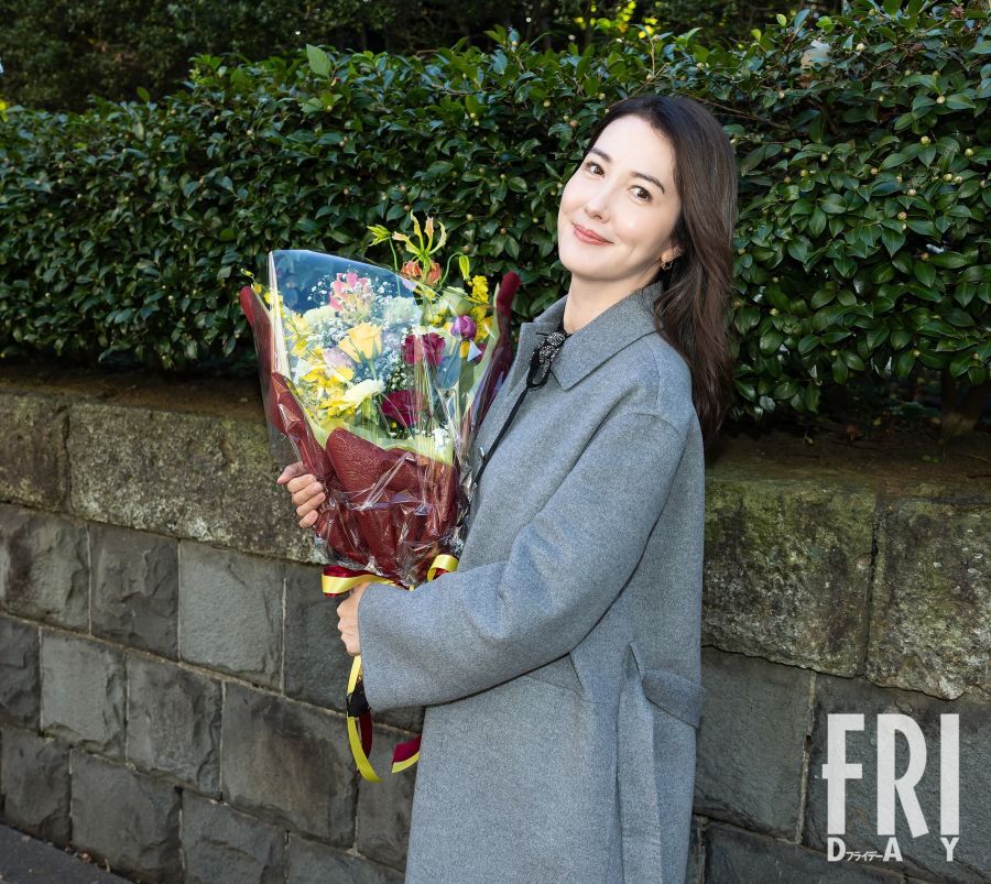 FRIDAYからの花束を手に司法試験合格の安堵を滲ませる山本モナ