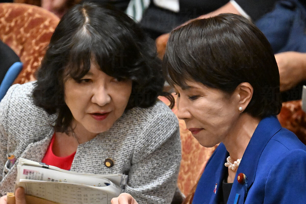 片山さつき財務相と高市早苗首相