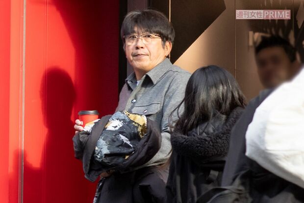 2024年の石橋貴明さん、帝京会集合写真でガッツポーズ。元気な姿がファンを安心させた。