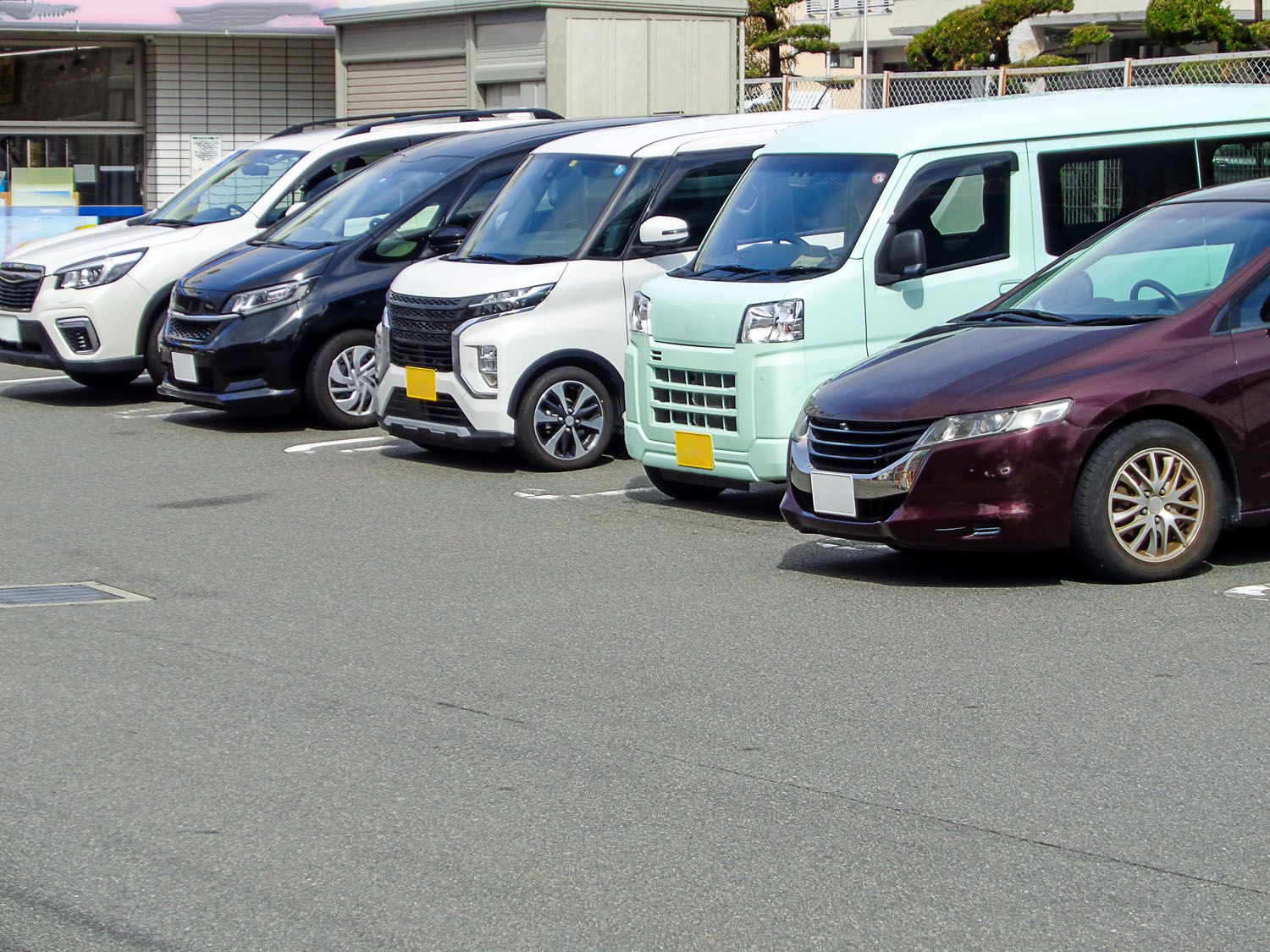 日本の街中を走る軽自動車のイメージ