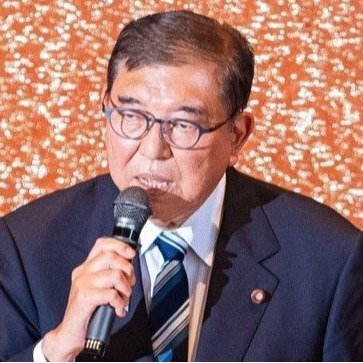 中国の反発により日本関連イベントが中止される状況、高市首相と中国国旗のイメージ