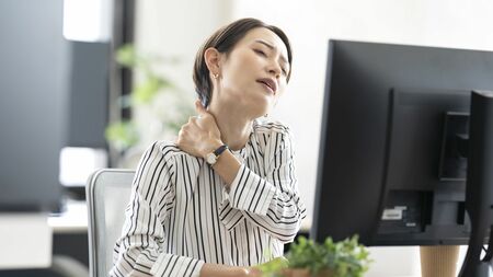 放置すると「腰痛や肩こり」にも連鎖…しつこい“首のこりや痛み”の解消に【ほぐすべき】2つの場所 放置すると「腰痛や肩こり」にも連鎖…しつこい“首のこりや痛み”の解消に【ほぐすべき】2つの場所