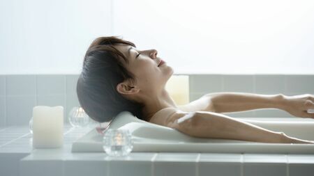 体を温める方法が健康によいか（写真：zon／PIXTA）