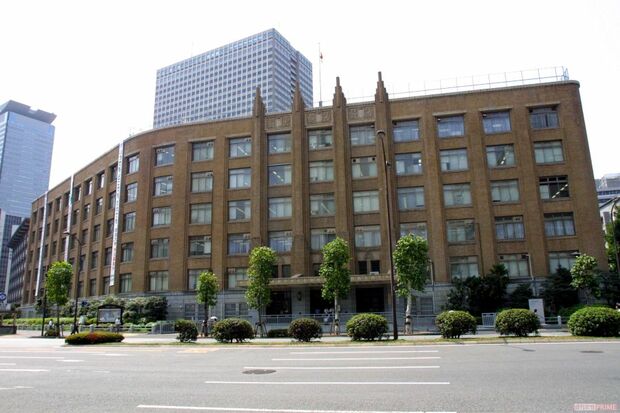 記者会見で説明する文部科学省の松本洋平大臣