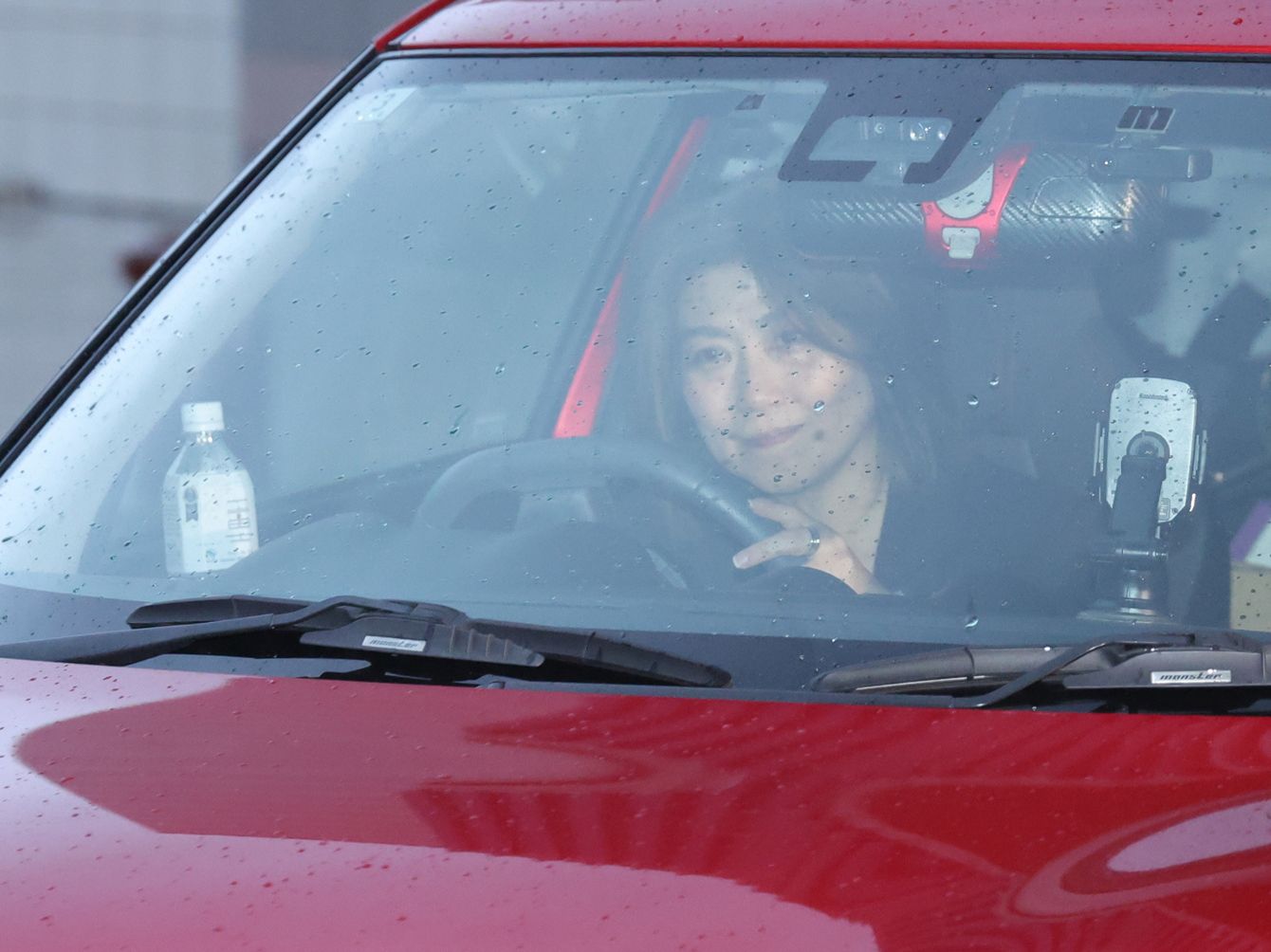 2025年10月31日、伊東市役所を出る田久保真紀前市長