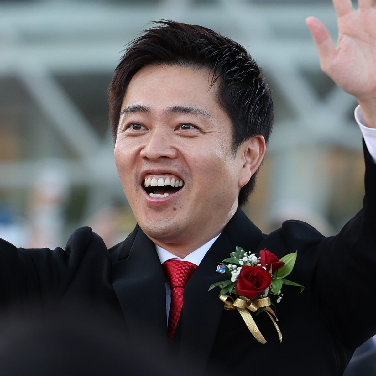 大阪・関西万博閉幕日のフラッグパレードに出席する吉村洋文大阪府知事